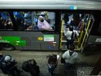 Pasajeros de transporte público, en Barra Funda, São Paulo, este 4 de junio.