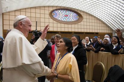O Papa em sua reunião com as madres superioras.