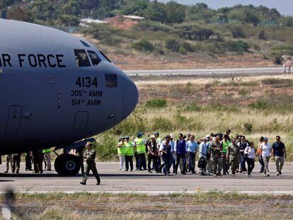 Um avião militar dos EUA com suprimentos para a Venezuela aterrissa no aeroporto de Cúcuta, Colômbia.