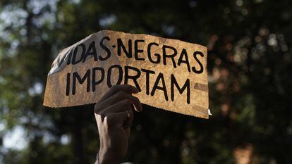Manifestantes se unem ao grito de ordem, agora global: "vidas negras importam".