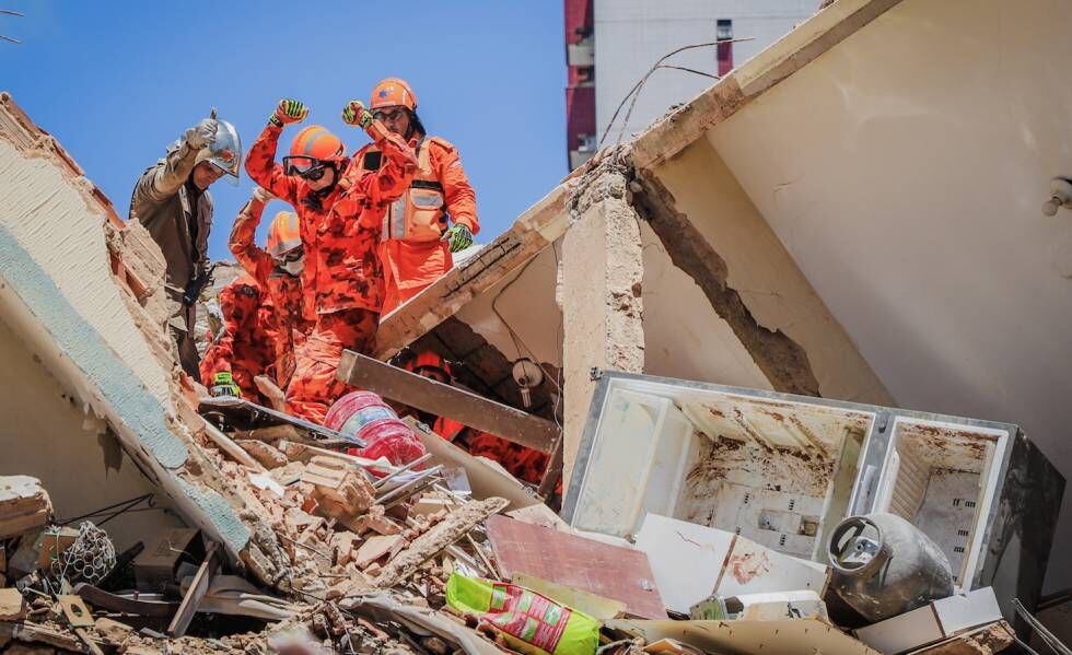 Bombeiro comemora encontrar vítima com vida em meio aos escombros em Fortaleza.
