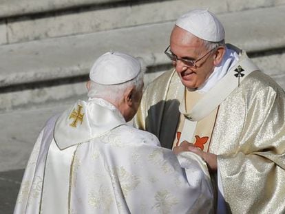Francisco e Bento XVI durante a beatificação de Paulo VI.