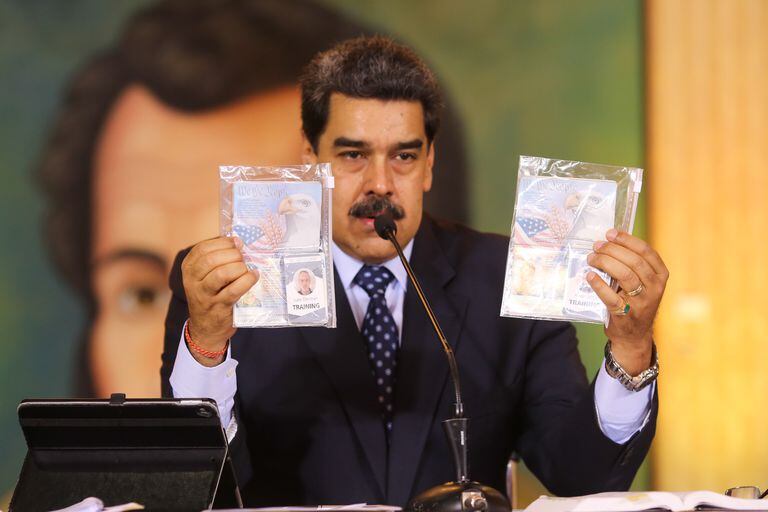 Nicolás Maduro mostra os passaportes dos dois ex-militares norte-americanos capturados na Venezuela.