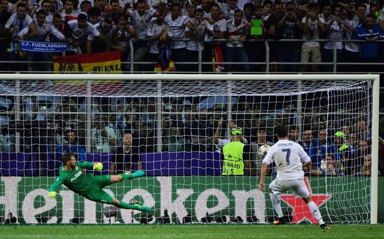 Cristiano Ronaldo cobra o pênalti que dá o 11.º título ao Real Madrid.