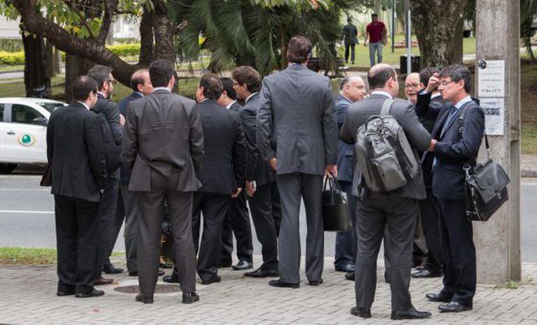 Advogados que atuam na Lava Jato em frente à sede da Polícia Federal em Curitiba.