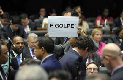 Deputada segura cartaz chamando manobra de Cunha de Golpe.