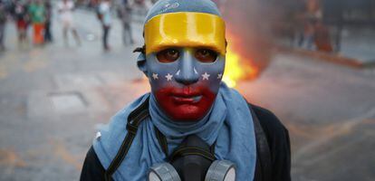 Jovem participa de protesto em Caracas.