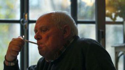 António Lobo Antunes acende um cigarro na sala de sua casa de Lisboa, durante a entrevista.