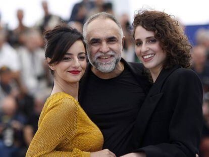 Karim Ainouz entre Julia Stockler e Carol Duarte, que atuam em 'A Vida Invisível de Eurídice Gusmão'.