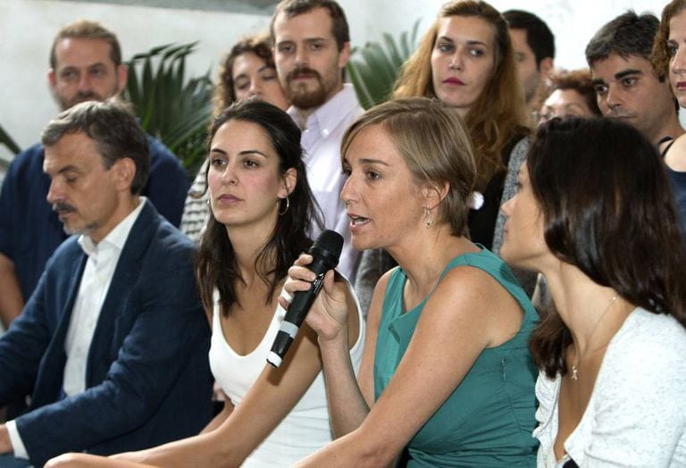 A deputada Tania Sánchez (2ª à direita), junto com a porta-voz na Prefeitura de Madri, Rita Maestre (2ª à esquerda), durante a apresentação da plataforma “Adiante Podemos”.