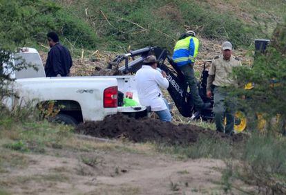 Agentes inspecionam área em que uma fossa foi encontrada no último dia 15.
