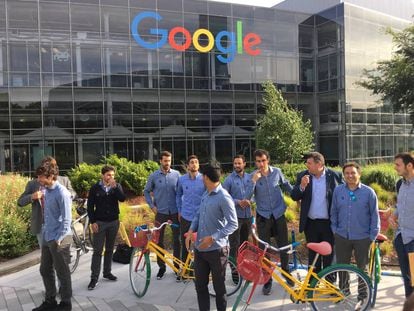 Delegação da Real Sociedad com bicicletas no campus do Google.