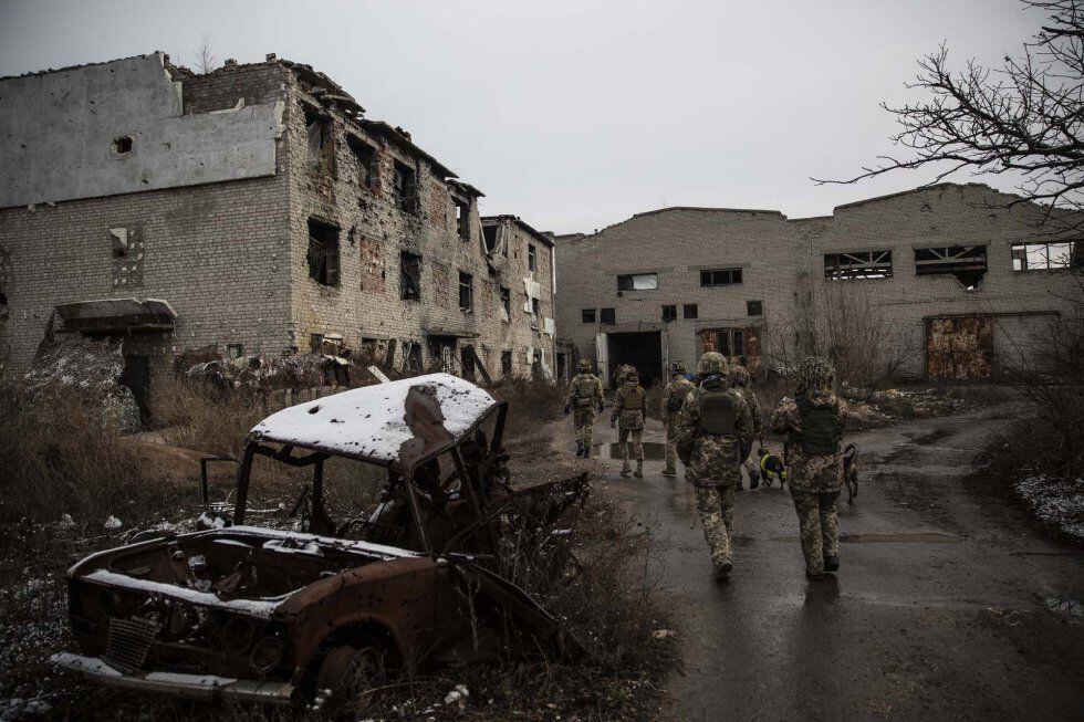 A guerra do Donbass deixou 1,5 milhão de refugiados internos, povoados agonizantes e destruiu dezenas de fábricas, como a da imagem, completamente destruída, nas proximidades de Avdiivka.