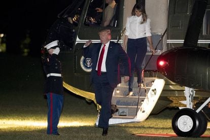 Donald Trump chega à Casa Branca, na segunda-feira à noite, acompanhado por sua esposa, Melania.