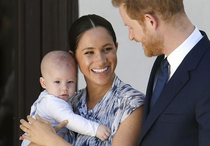 Megan segura o filho Archie ao lado de Harry, em imagem de setembro de 2019.