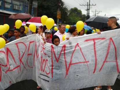 Moradores do Complexo do Alemão protestam durante o cortejo do corpo da menina Ágatha Félix, 8 anos, neste domingo. Na faixa, o protesto: 