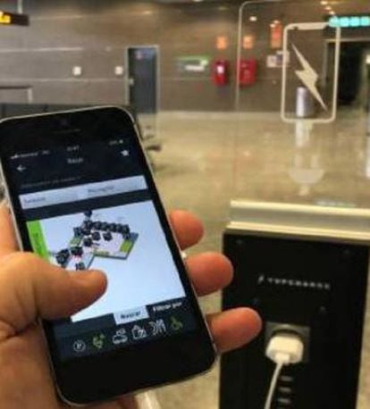 Um usuário recarrega seu móvel em um aeroporto.