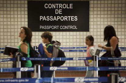 Controle de passaportes em Cumbica.