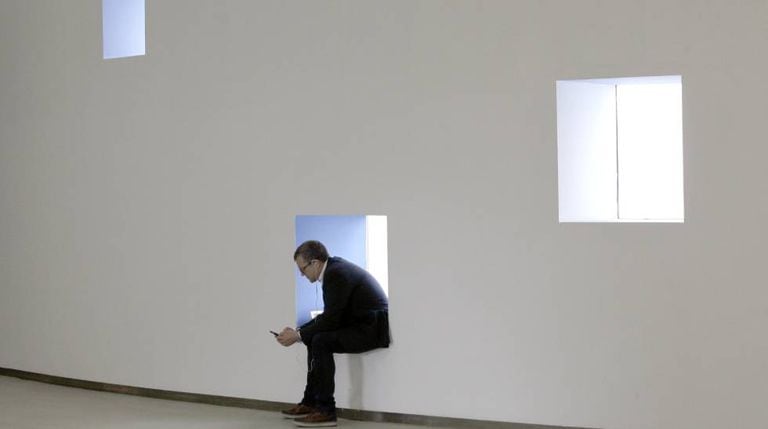 Um executivo checa seu smartphone.