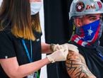 Un trabajador metalúrgico recibe la vacuna de Pfizer en Elmont (Nueva York).