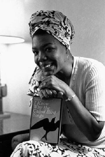 Maya Angelou posa com sua obra