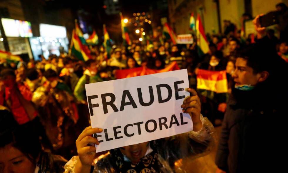 Manifestantes contra os resultados das eleições na Bolívia, na última sexta-feira.