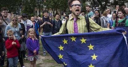 Partidário da permanência protesta junto ao Parlamento, em Londres.