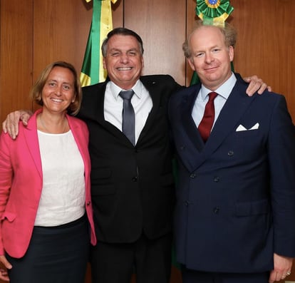 O presidente Jair Bolsonaro abraça a deputada alemã Beatrix von Storch e o marido dela, Sven von Storch.