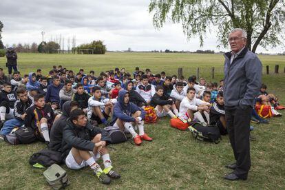 DT Carlos Índio Solari fala com os alunos de futebol da escola Renato Cesarini, em Rosario.
