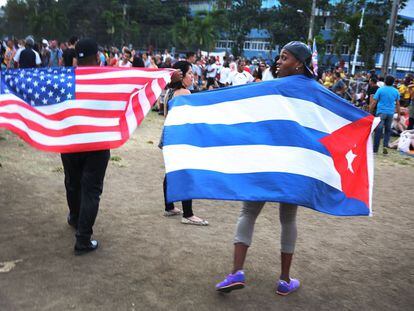 Bandeiras dos EUA e Cuba no show dos Rolling Stones em Havana.
