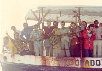 Um barco de refugiados cubanos chega à Flórida em 1980.