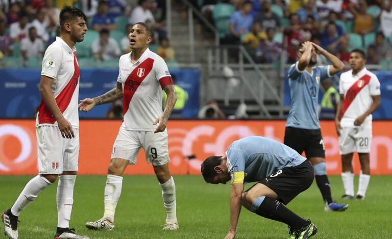 Uruguaios lamentam chance perdida no jogo contra o Peru.