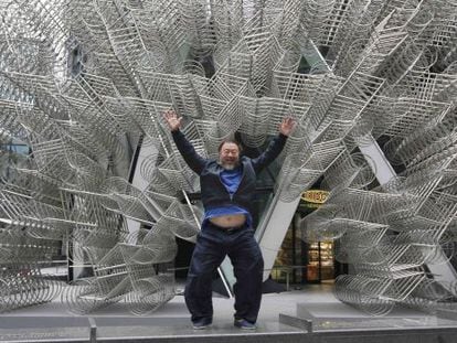 O artista Ai Weiwei com sua escultura, 'Forever'.