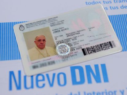 O novo documento nacional de identidade (RG) do Papa Francisco.