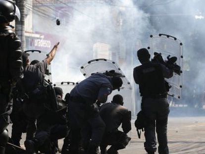 Policiais lançam gás lacrimogêneo contra os ocupantes.
