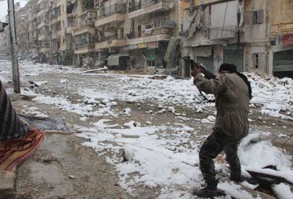 Um rebelde aponta seu rifle em uma rua de Alepo, na Síria.