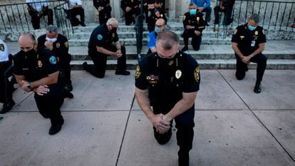 Policiais se ajoelham durante manifestação em Coral Gables, (Flórida), no domingo.