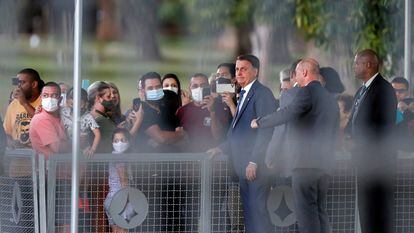 Bolsonaro diante de apoiadores no Palácio da Alvorada, no dia 19.