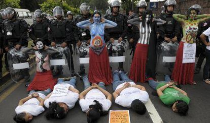 Mulheres salvadorenhas em um protesto para exigir a descriminalização do aborto.