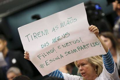 Manifestantes a favor do projeto de lei sobre a Escola sem Partido protestam na Câmara.