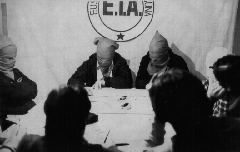 Membros do ETA em 22 de fevereiro de 1980, um dia após o atentado do Palácio de La Moncloa.