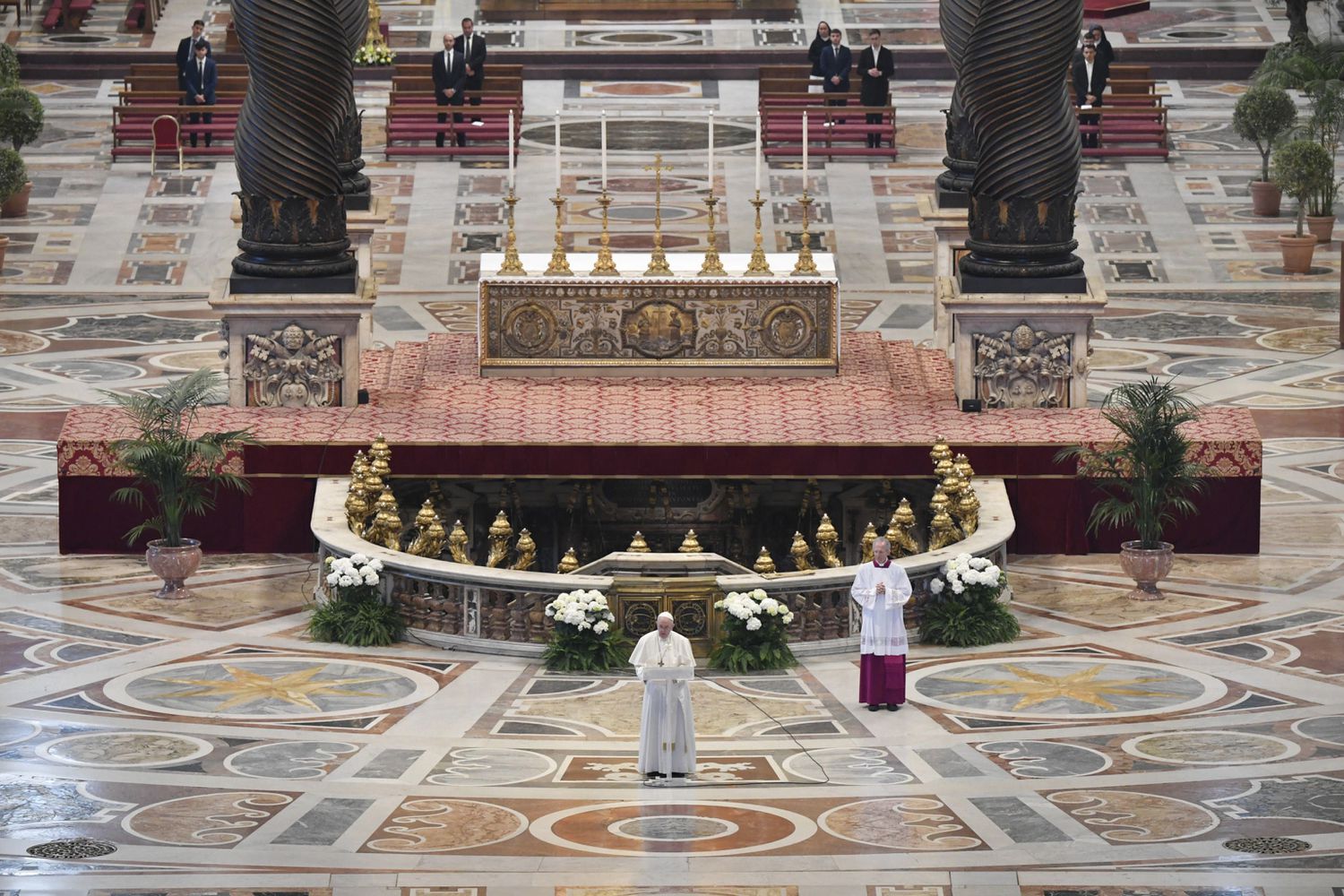 O papa Francisco, durante a missa de Páscoa, na Basílica de São Pedro, neste domingo. Ele pediu união para superar a pandemia de coronavírus.
