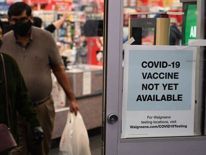 Letreiro em uma farmácia de Burb1ank (EUA) adverte de que ainda não há vacinas contra a covid-19 disponíveis.
