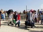 -FOTODELDIA- Kabul (Afganistán), 19/08/2021.- Un grupo de afganos ante el Aeropuerto Internacional Hamid Karzai para tratar de huir del país, en Kabul, este jueves 19 de agosto de 2021. Miles de afganos desesperados, incluidos ancianos, mujeres y niños, acampan fuera del aeropuerto de Kabul durante días con la esperanza de ser evacuados del país tras ser tomado por los talibanes. EFE/STRINGER
