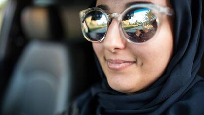 Uma mulher saudita ao volante.