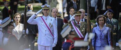 O Príncipe de Astúrias e o Rei durante um desfile.