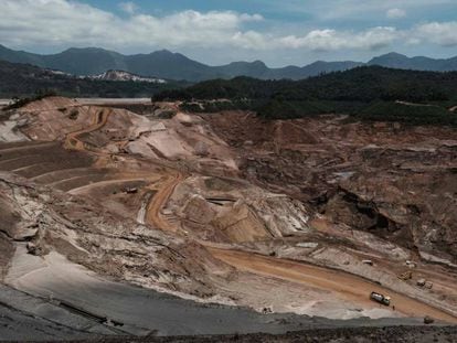 Foto de outubro de 2016 mostra a reconstru&ccedil;&atilde;o da barragem.