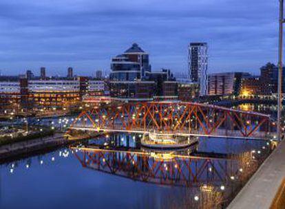 Vista noturna da cidade de Manchester, Inglaterra.