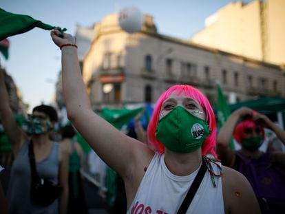 Mulheres favoráveis ao aborto legal na Argentina aguardam pela decisão do Congresso nesta terça-feira, 29 de dezembro, em Buenos Aires.