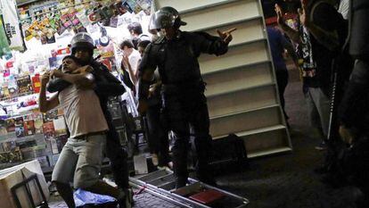 Policial detém manifestante em ato desta sexta.